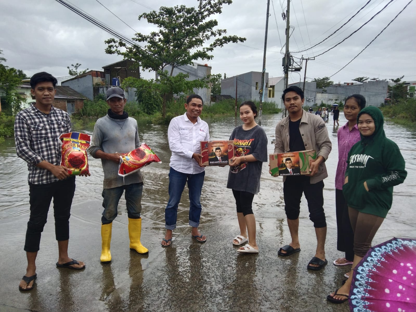 Yayasan Bentukan Ketua DPRD Rudianto Lallo Bantu Korban Banjir di Makassar